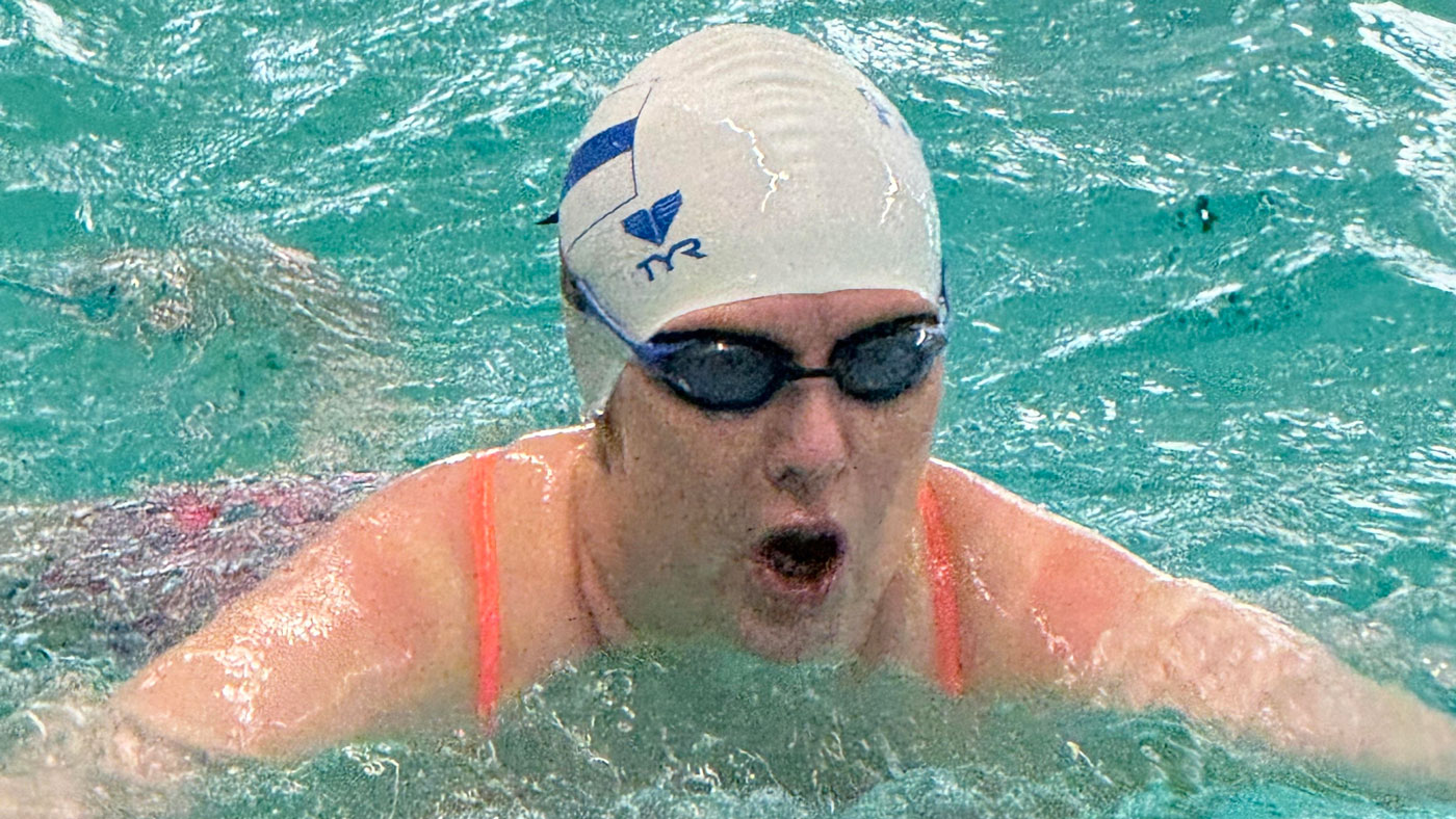 Anne Tirronen uimassa.