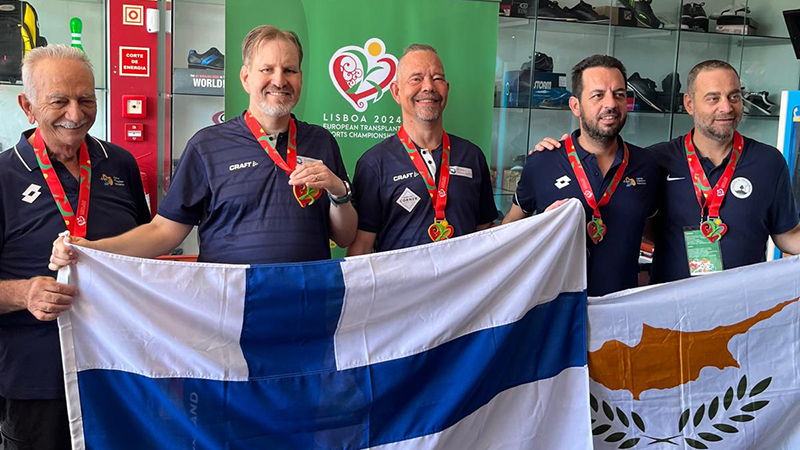 Janne Tirronen ja Petri Rapeli palkittuina kilpakumppaneidensa vierellä.
