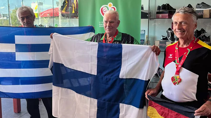 Veijo Uotinen palkittuna kilpakumppaneidensa keskellä.