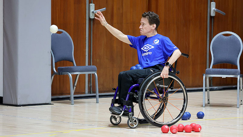 Teemu Mäkinen heittämässä bocciapalloa.