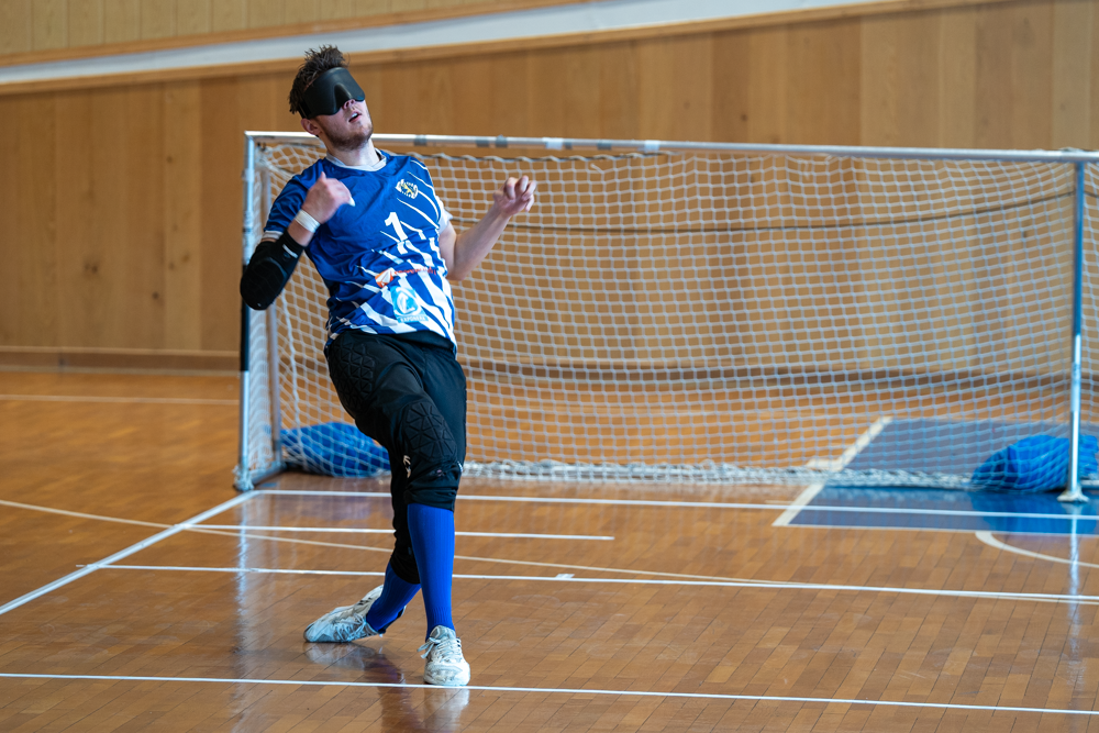 Felix Rosvall tuulettamassa maalin edustalla.