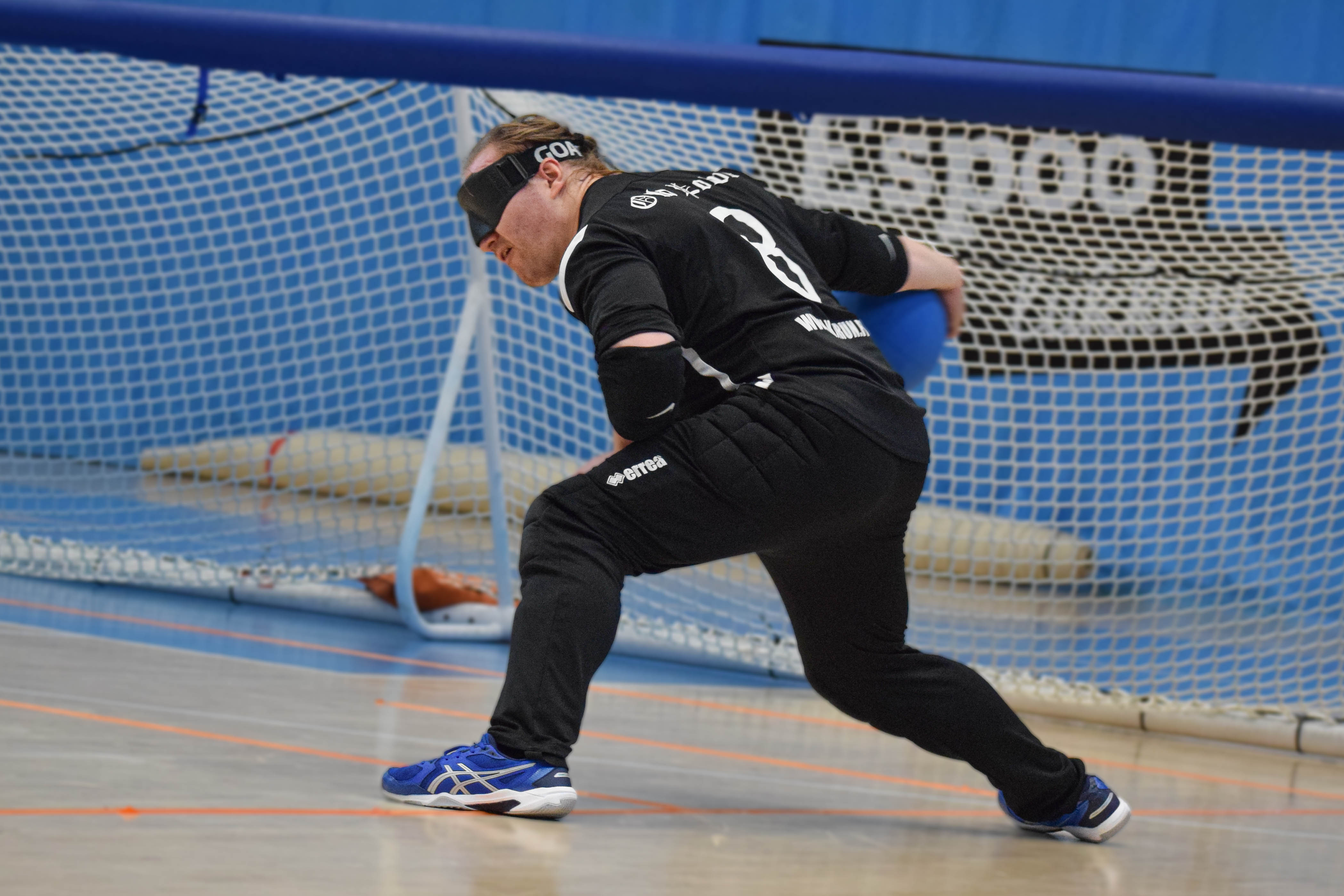 Old Power-joukkueen Erkki Miinala heittää palloa.