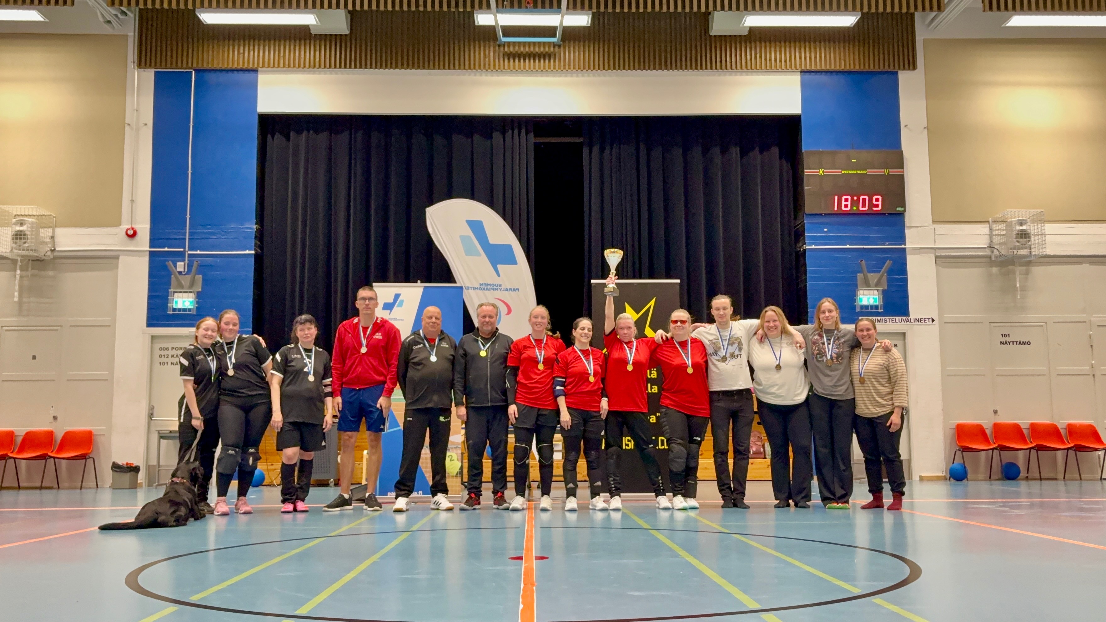 Naisten SM-turnauksen 2026 mitalistijoukkueet yhteiskuvassa.