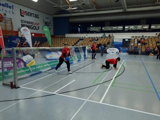 Iida Kauppila heittämässä maalipalloa.