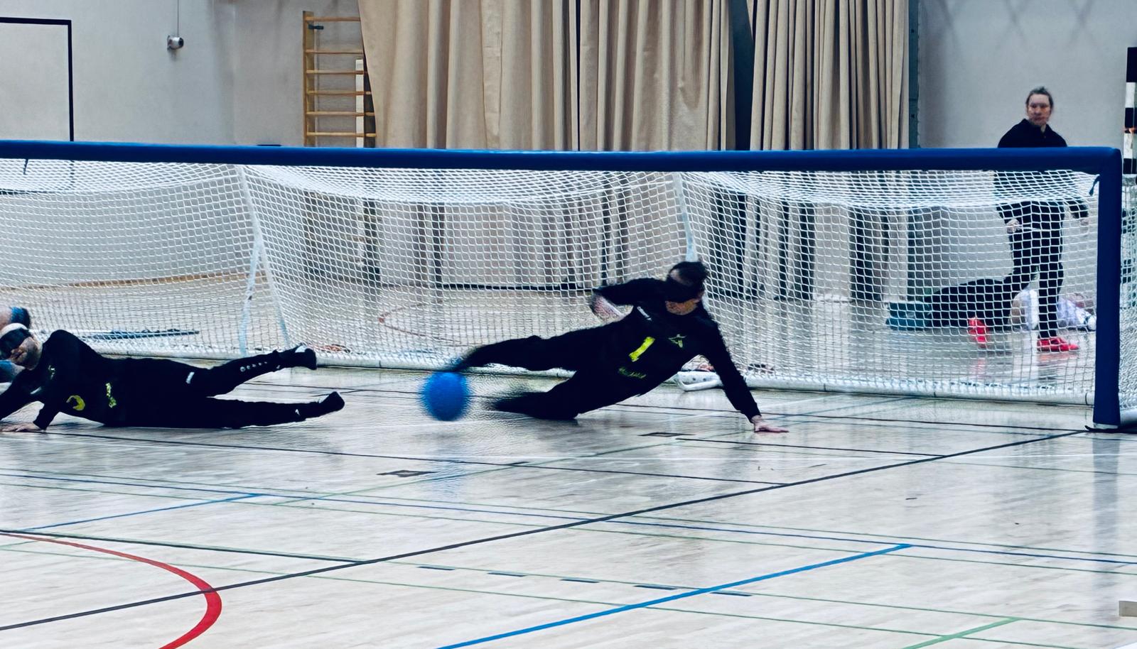 Revolutionin sentteripelaaja Arttu Luiro on torjunta-asennossa ja pallo on matkalla kohti viikonlopun pelaaja Jarno Mattilaa.