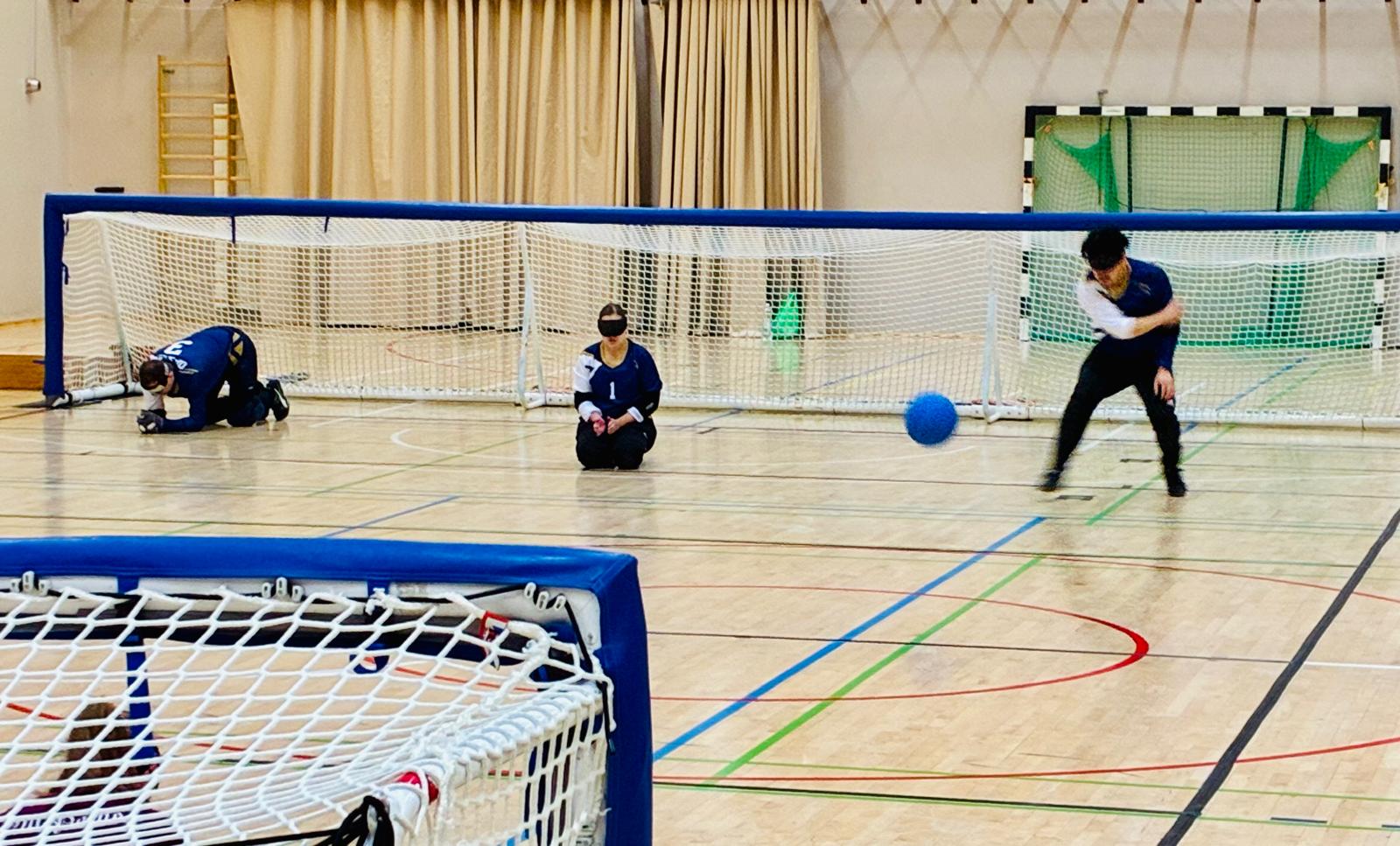 O.P. Karunin kolmikko Ibrahim Milanovic vasemmalla, Susanna Halme keskellä ja pomppua heittämässä oleva Ali Reza Ahmadi oikealla.