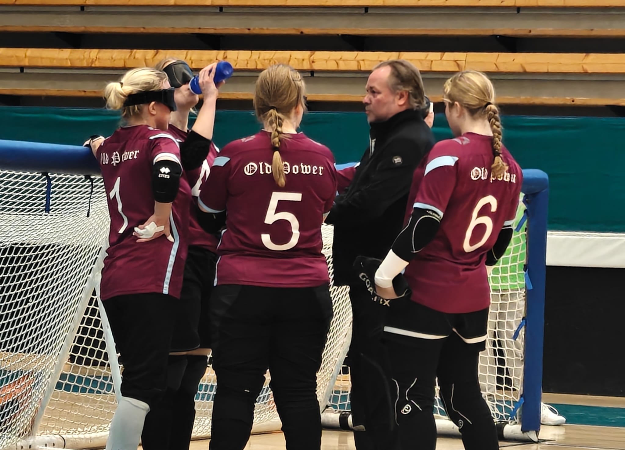 O.P. Vixens on kokoontunut aikalisälle pohtimaan taktiikkaansa ottelussa Näpäjä XX:ää vastaan.