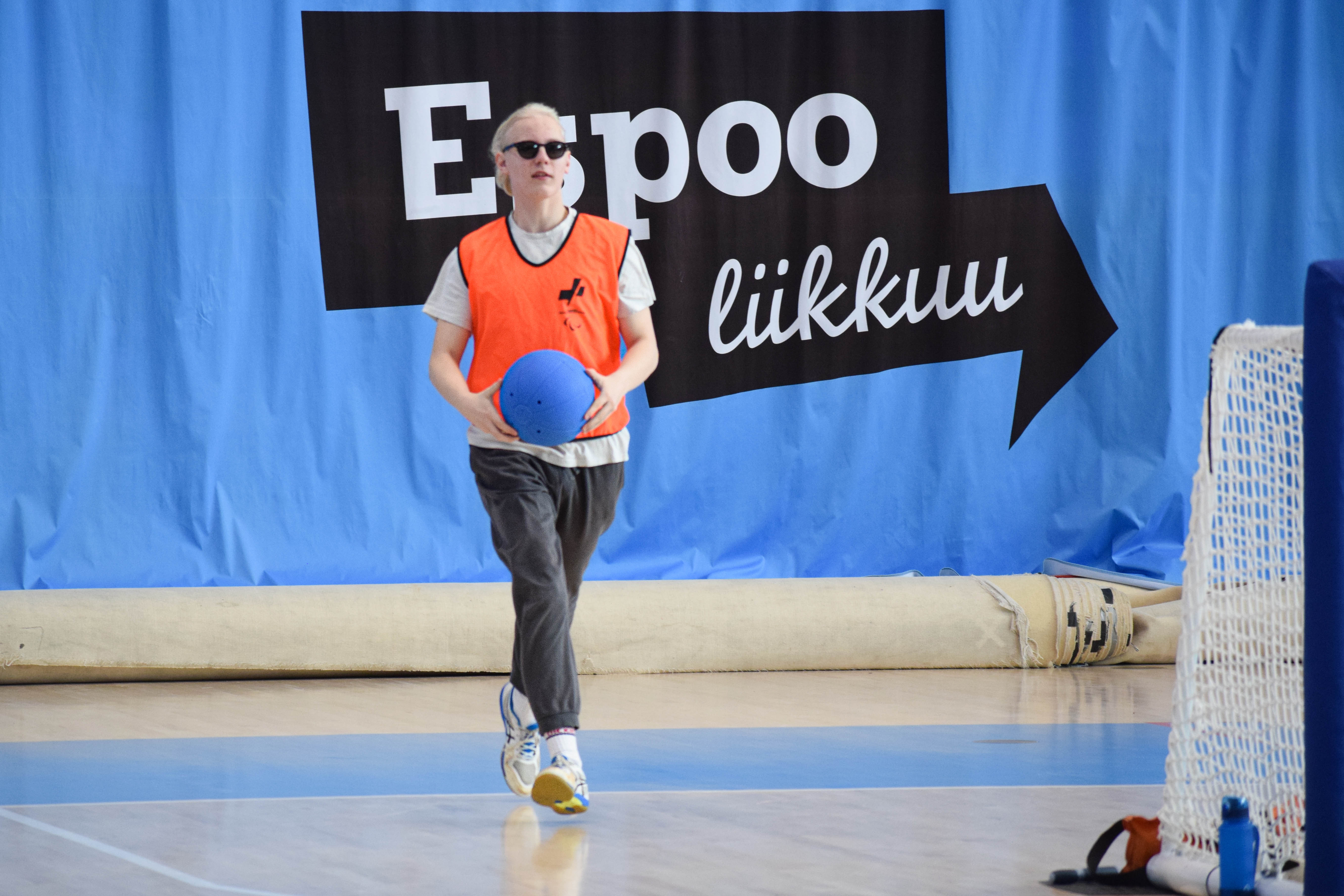 Maalituomari on palauttamassa palloa takaisin peliin.