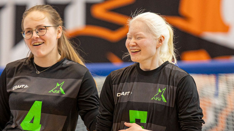 Kaksi iloista Aisti Inclusionin pelaajaa. Oikealla uutiseen haastateltu Rebekah Krebs.