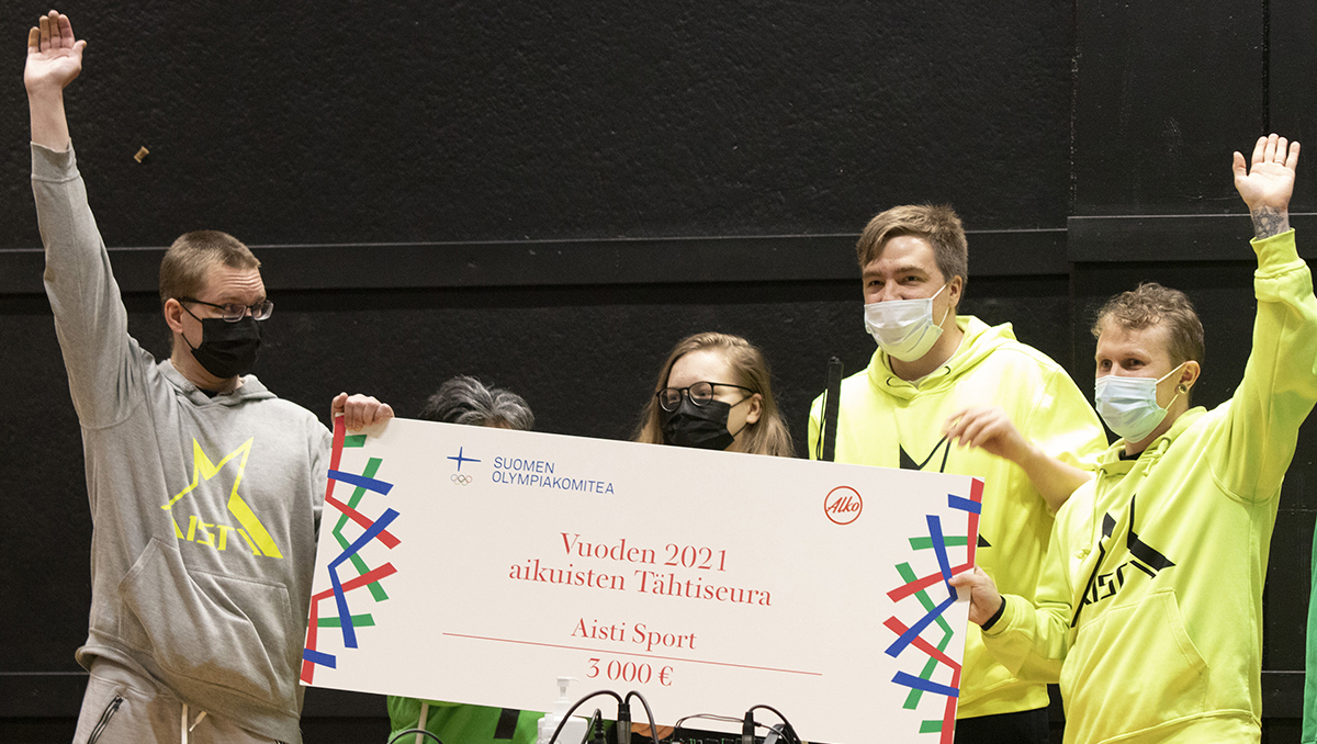 Aisti Sport Tähtiseura-merkillä palkittuina.