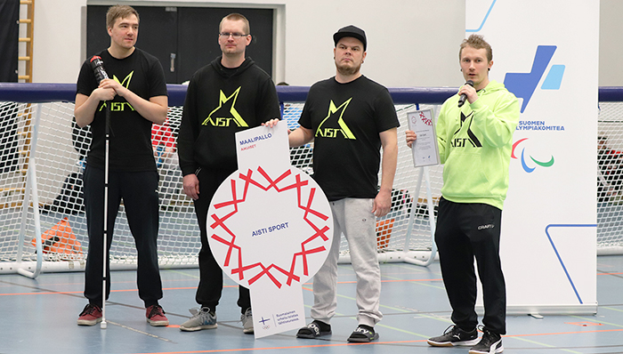 Aisti Sportin pelaajia Tähtiseura-merkillä palkittuna.