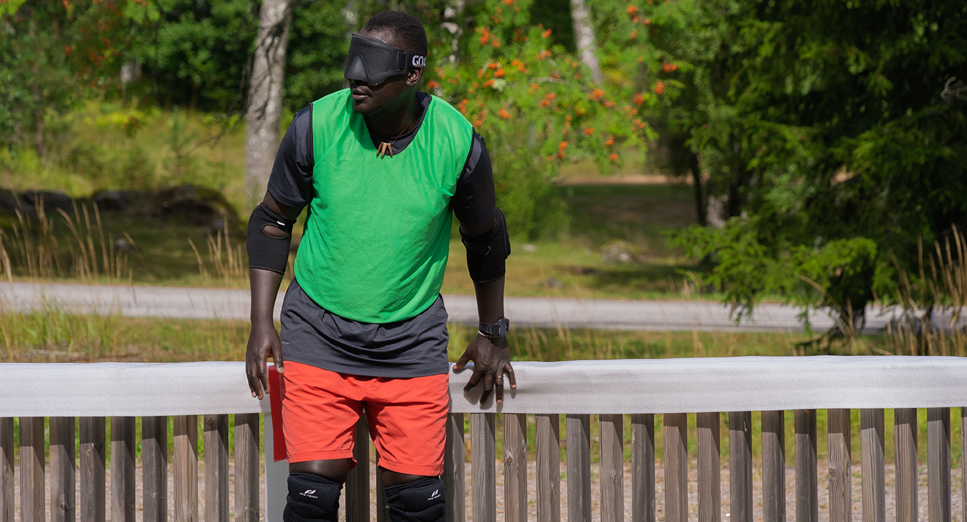 Bruno Okello maalipallolasit kasvoillaan ulkona.