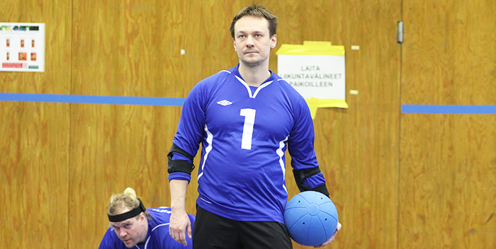 Maalipalloilija pallon kanssa.