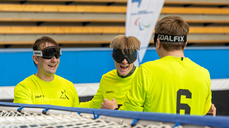 Aisti Inclusionin pelaajia ringissä riemuitsemassa.