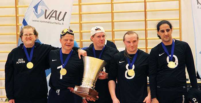 Old Powerin pelaajia palkittuna mitalein ja pokaalein.