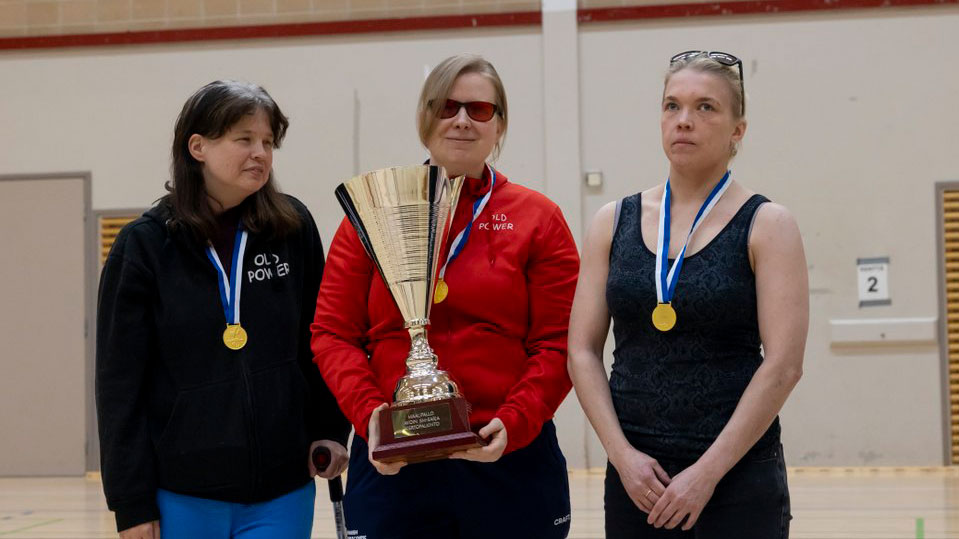 O.P. Vixensin pelaajat (naisoletetut) poseeraamassa kultamitalit kaulassaan ja pokaali käsissään.