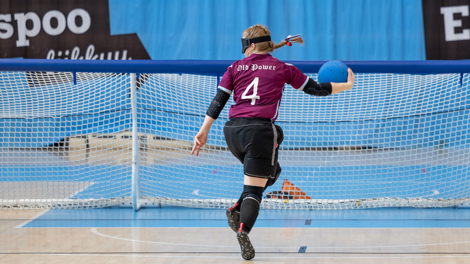 Raisa Kuusela, numero 4, heittämässä palloa.