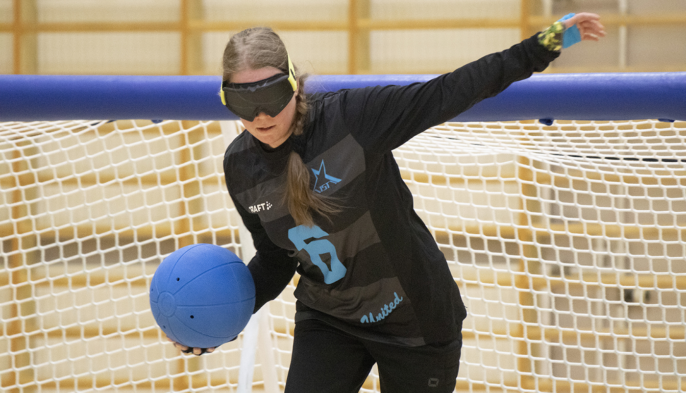 Raisa Kuusela heittämässä maalipalloa maalin edustalla.