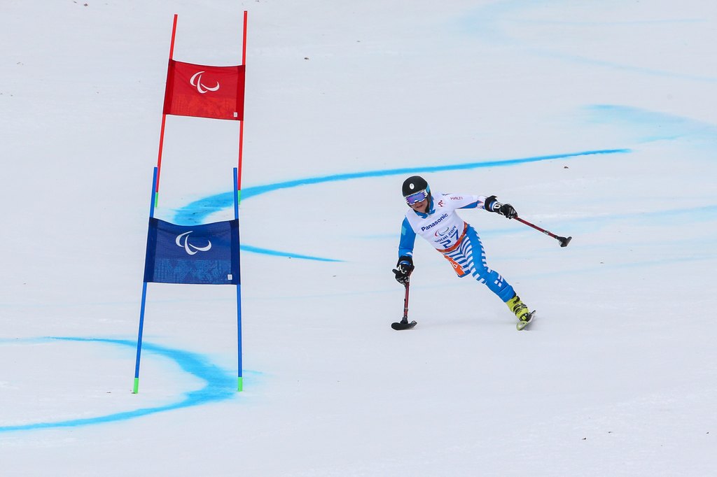 Katja Saarinen laskemassa mäkeä alas.