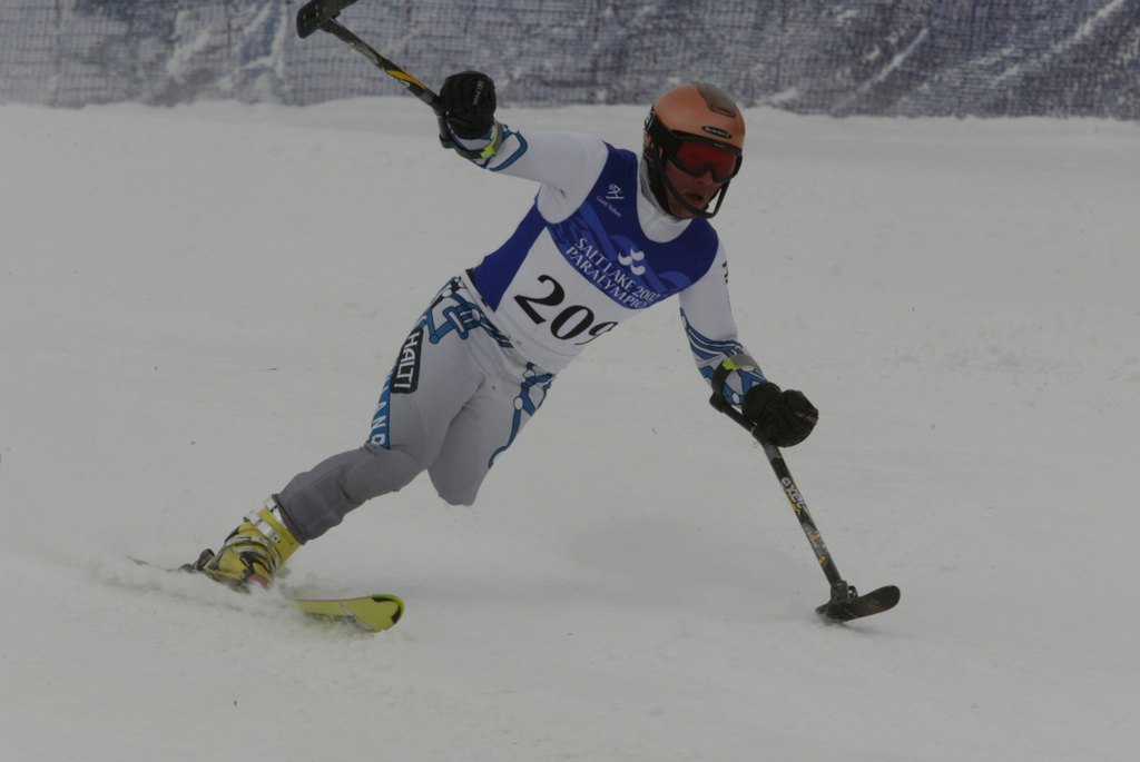 Markku Mikkonen laskemassa mäkeä alas.