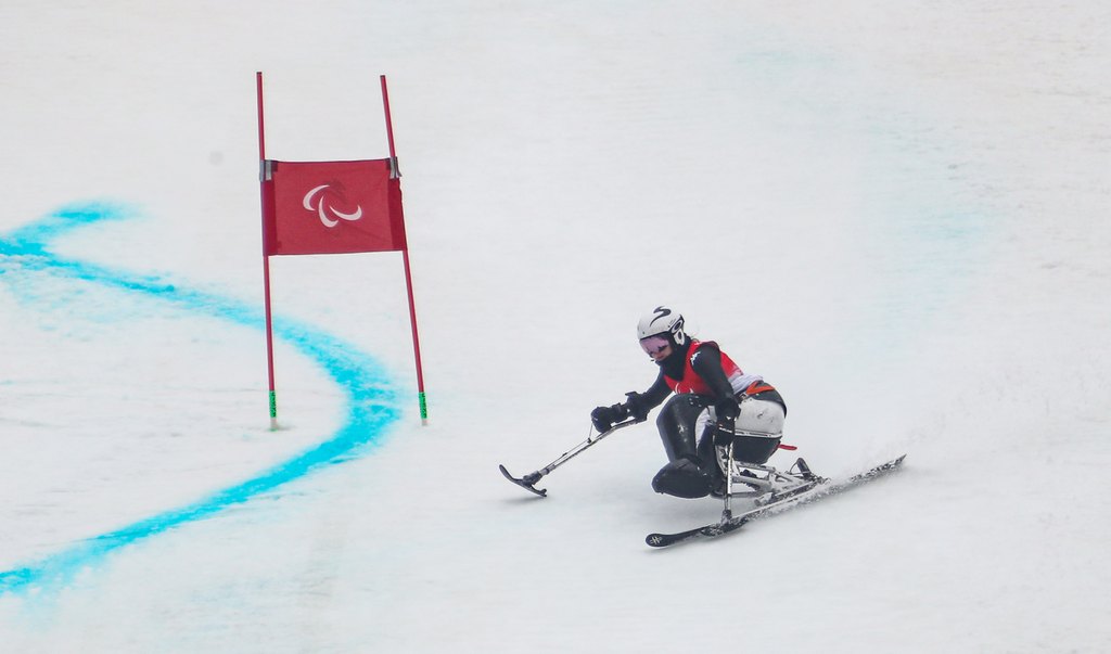 Maiju Laurila laskemassa mäkeä alas.