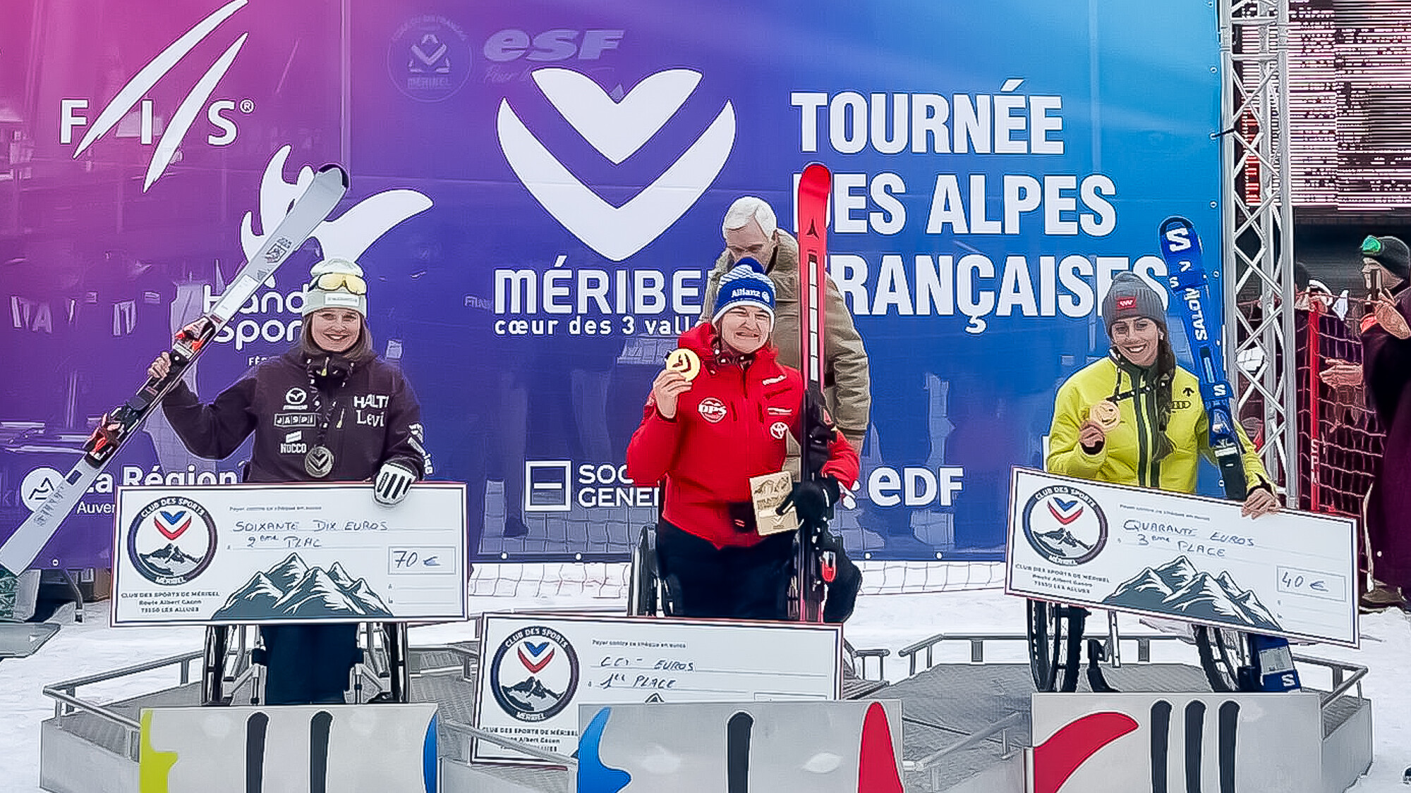 Nette Kiviranta palkintokorokkeella kilpakumppaneidensa kanssa.