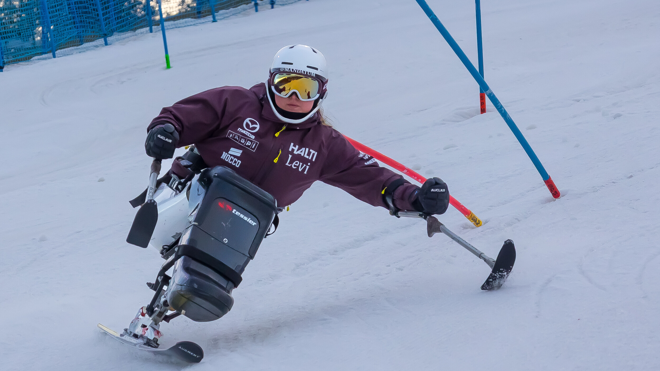 Nette Kiviranta laskemassa mäkeä alas.
