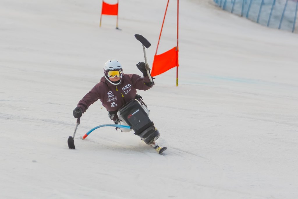 Nette Kiviranta laskemassa alas mäkeä.