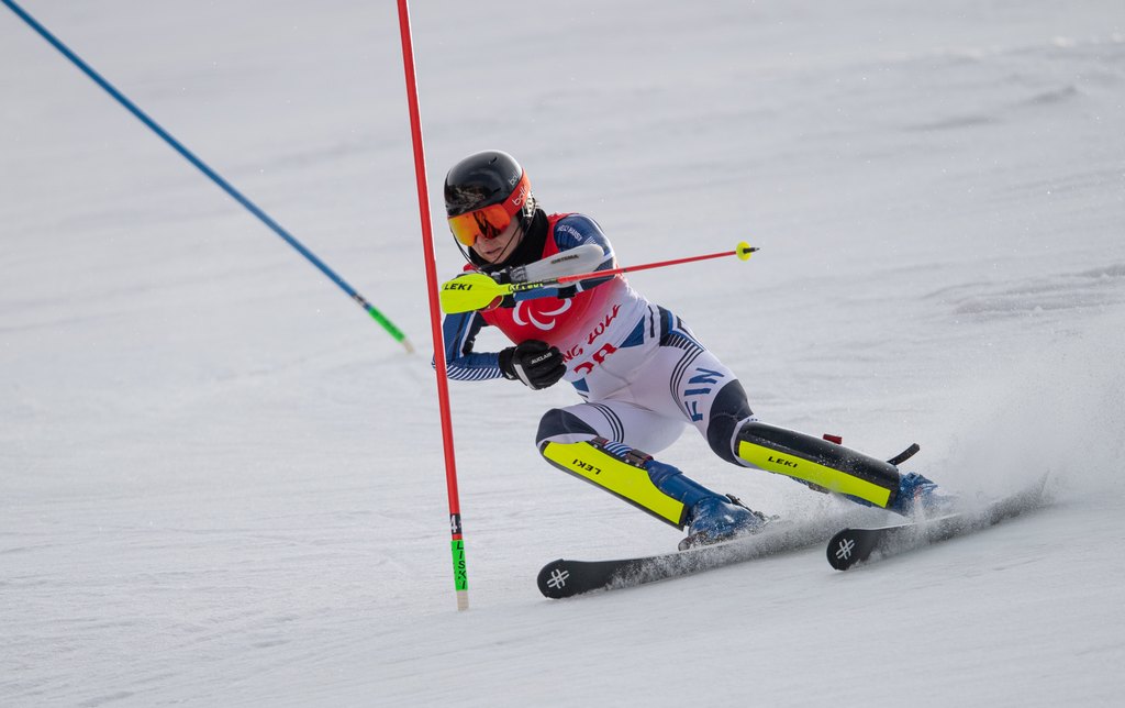 Santeri Kiiveri pujottelemassa mäkeä alas Pekingin 2022 paralympialaisissa.