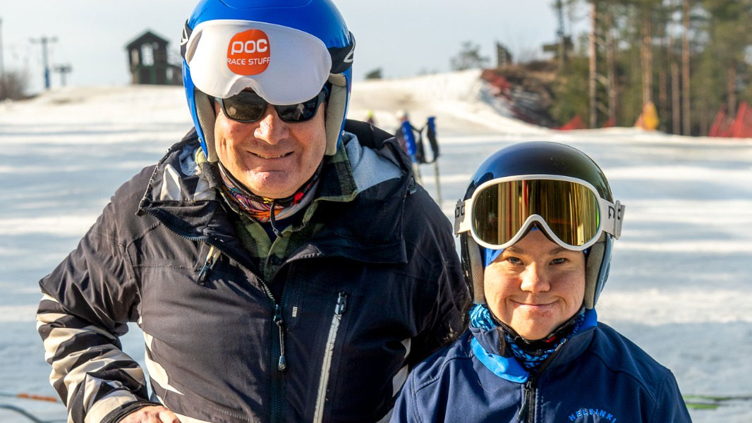 Bea Westerstråhle kuvassa alppivalmentajansa kanssa.