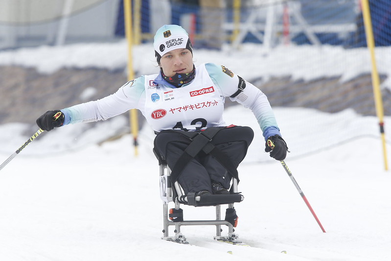 Anja Wicker hiihtämässä.