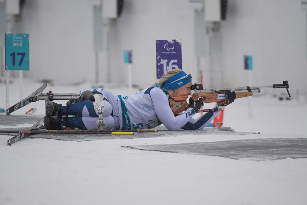 Sini Pyy ampumassa ampumahiihdossa.