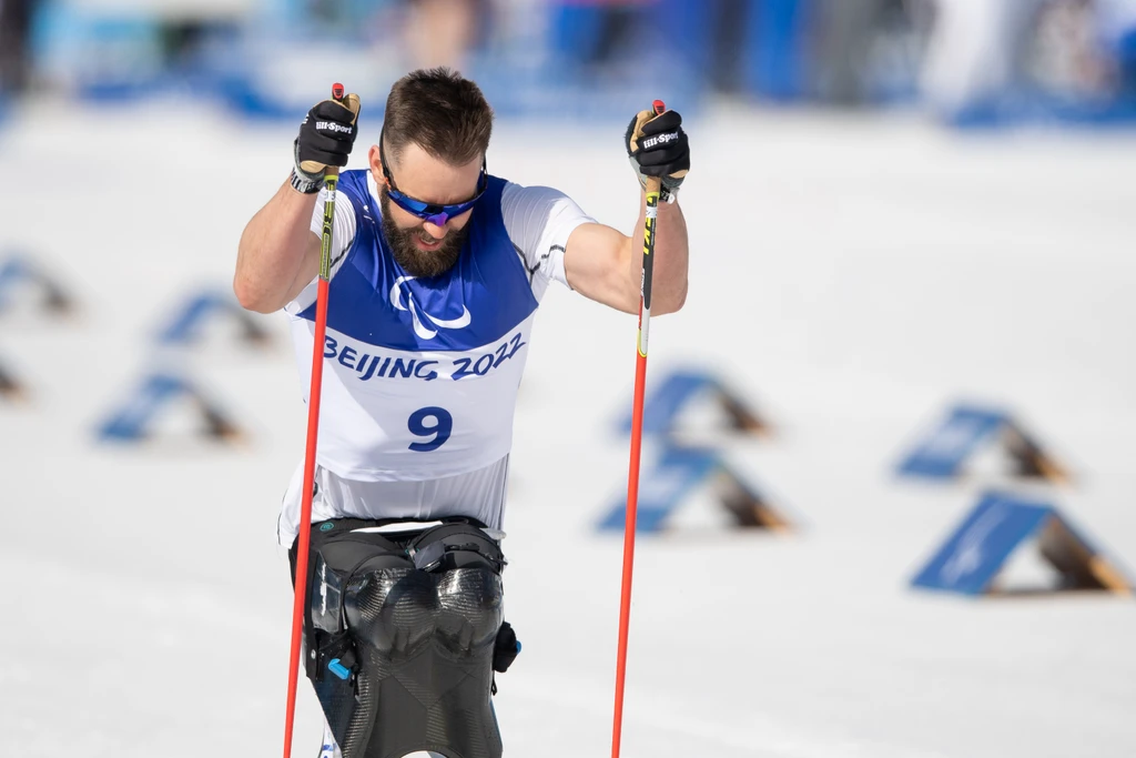 Hiihtäjä Pekingin 2022 paralympialaisissa. 