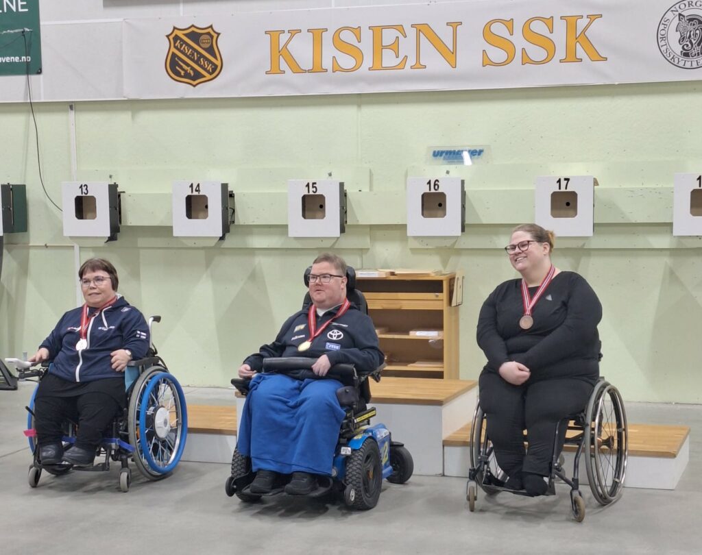 Sari Posio poseeraamassa hopeasijalla kilpakumppaneidensa rinnalla.