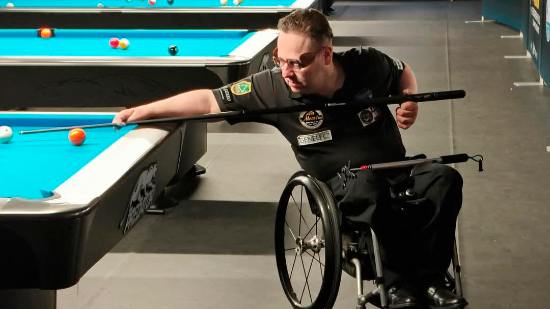 Jouni Tähti pelaamassa biljardia.