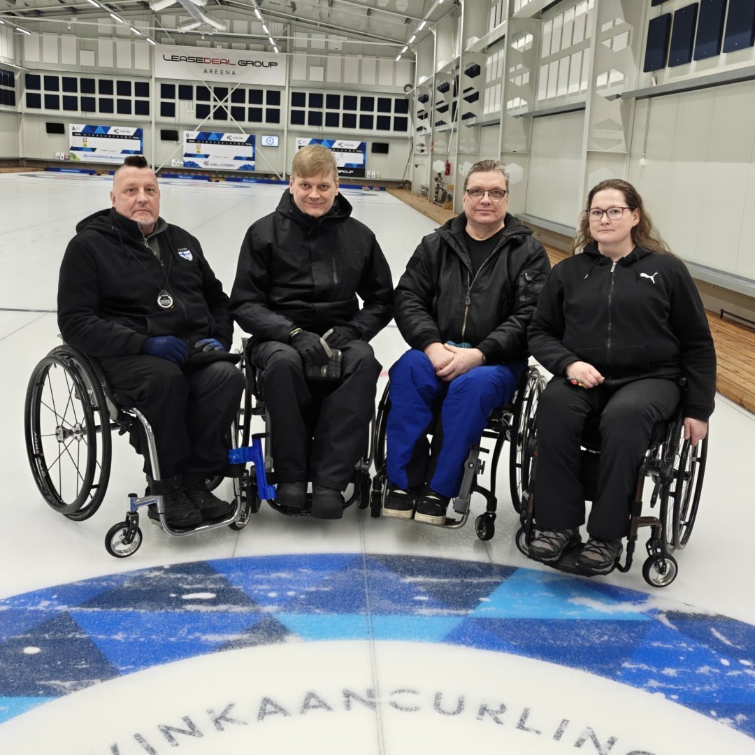 Pelaajia yhteiskuvassa jäällä.