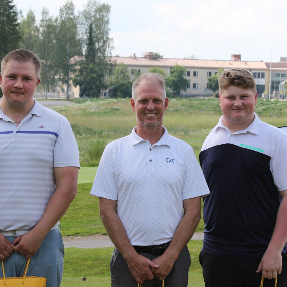 Iloiset golfarit rivissä hymyilemässä kameralle.