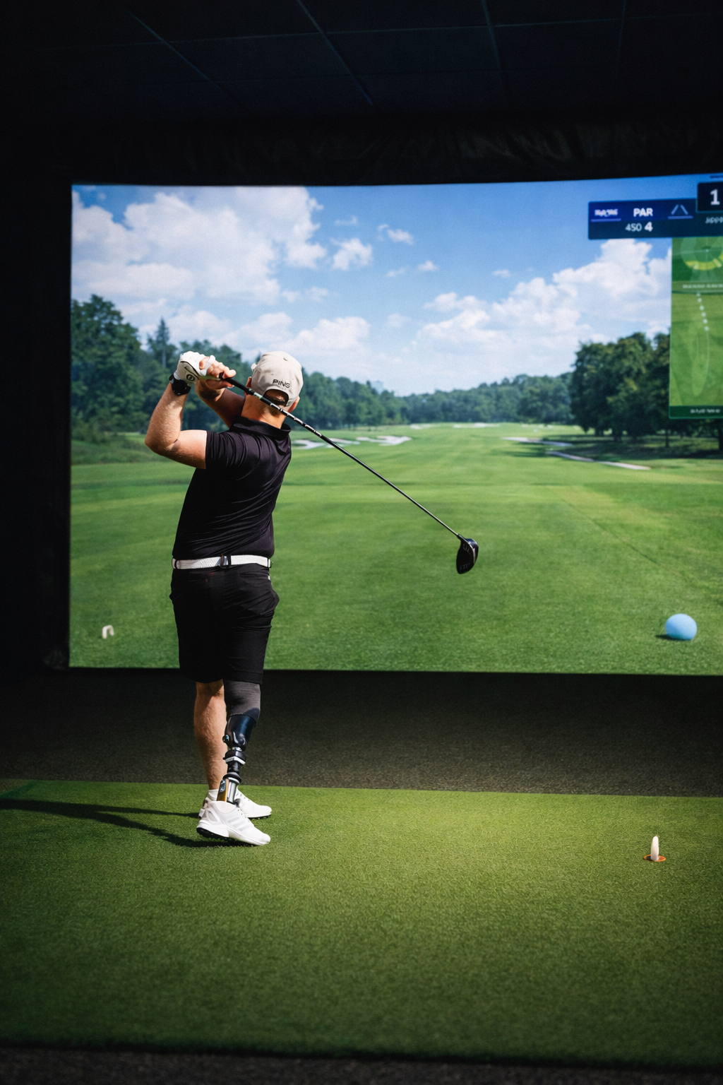 Tony Silmu golfaamassa.