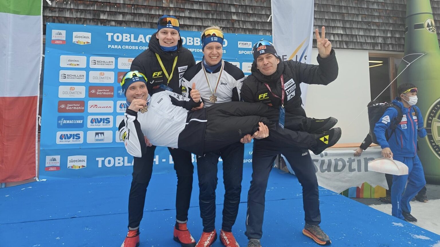 Inkki Inola yhteiskuvassa hiihtäjäkaverien kanssa.