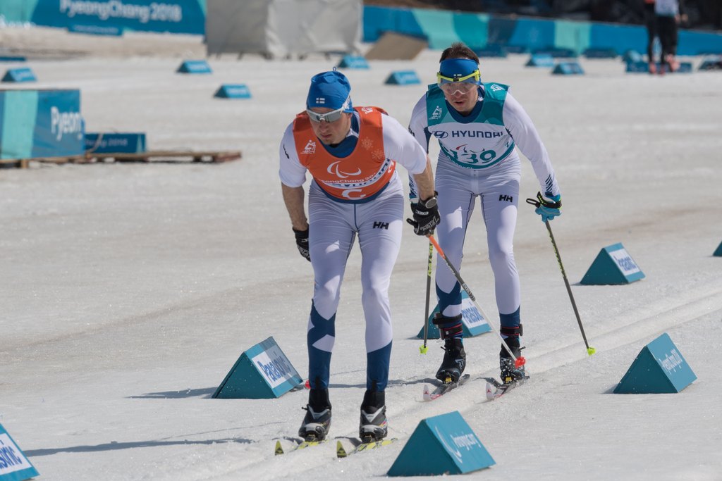 Rudolf Klemetti hiihtämässä Pyeongchangin 2018 talviparalympialaisissa, edellä opashiihtäjä Jaakko Kallunki.