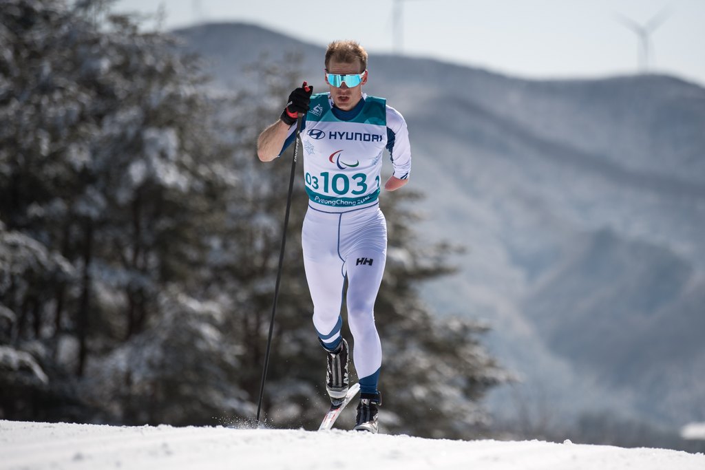 Ilkka Tuomisto hiihtämässä Pyeongchangin talviparalympialaisissa 2018. 