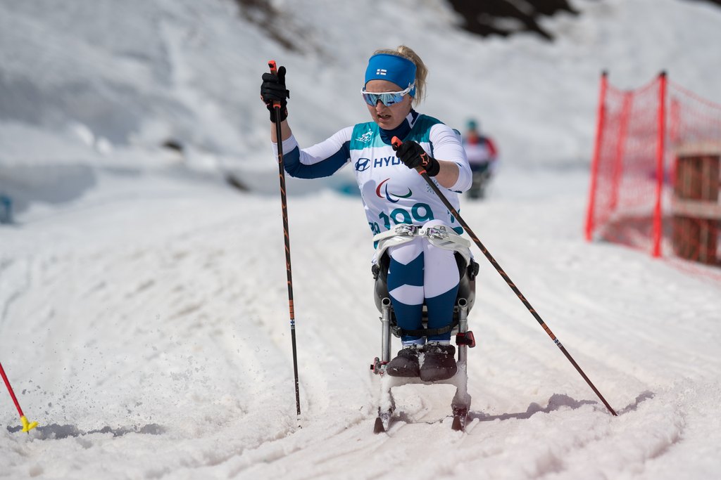 Kelkkahiihtäjä Sini Pyy hiihtämässä Pyeongchangin talviparalympialaisissa 2018.