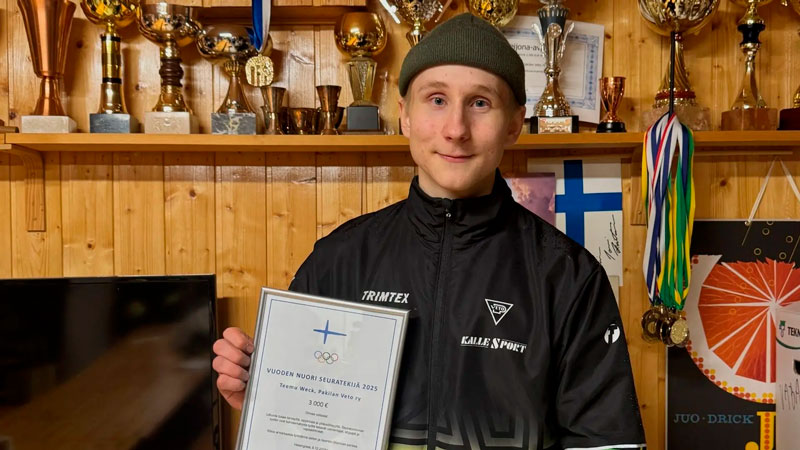 Teemu Weck poseeraamassa kameralle palkintonsa kanssa.