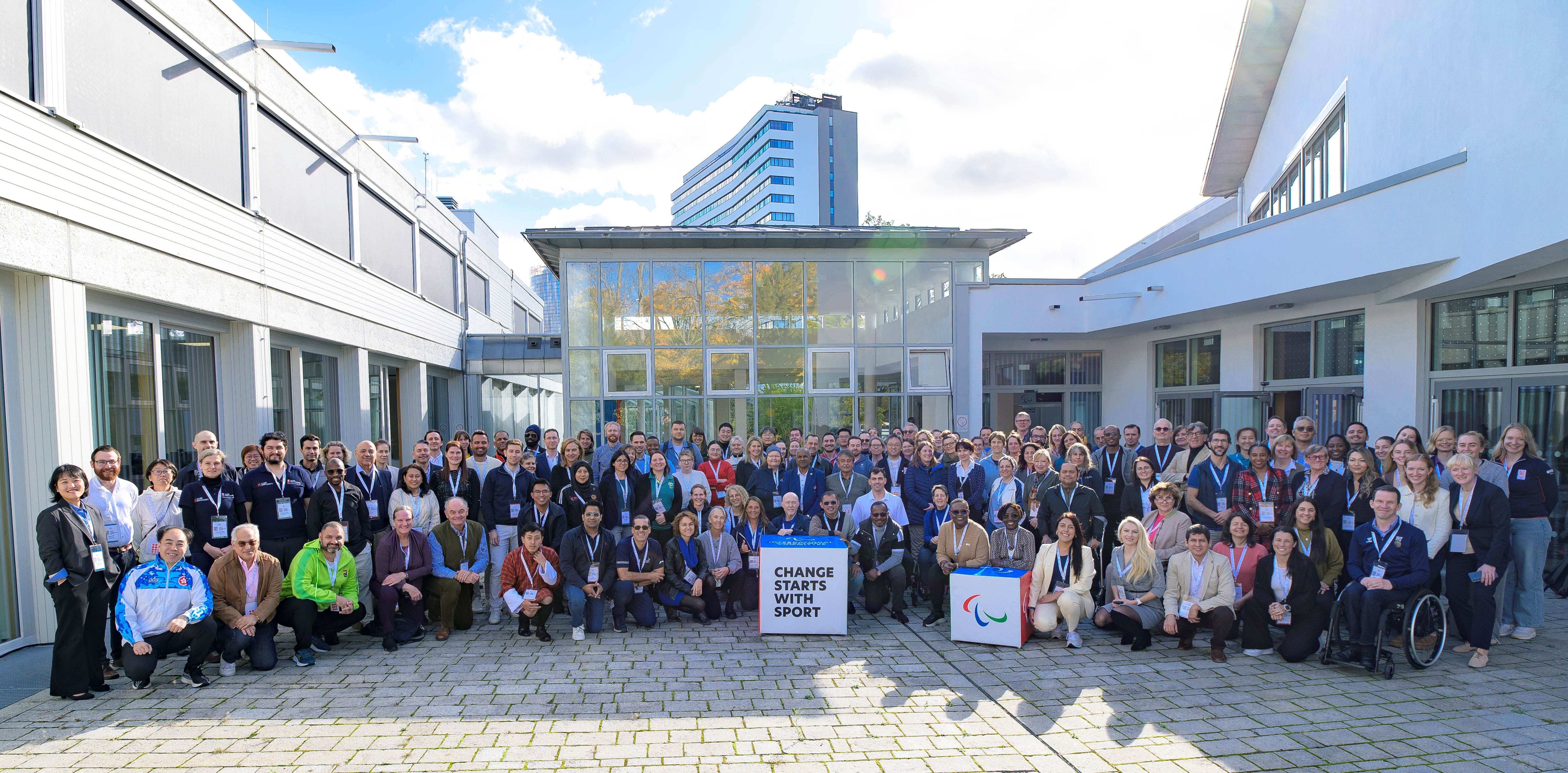 Luokittelijat yhteiskuvassa ulkona.