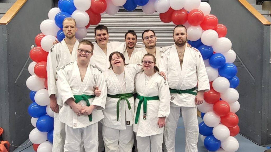 Parajudo 2026 -mitalistit iloisessa yhteiskuvassa.