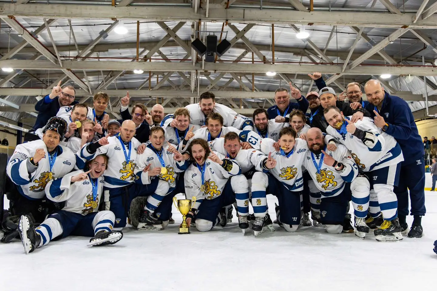 Deaf Lions iloisina kultamitaliensa ja pokaalinsa kanssa.