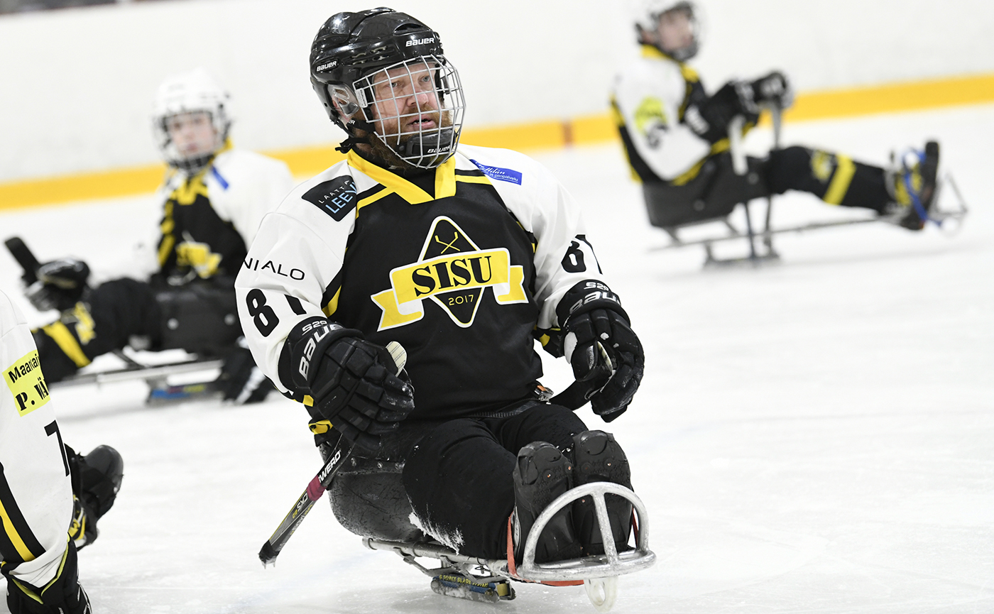 Juha Rautiainen jäällä SISUn pelivarustuksessa.