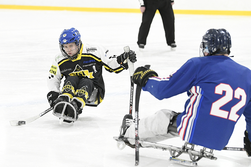 Parajääkiekkoilijoita jäällä.