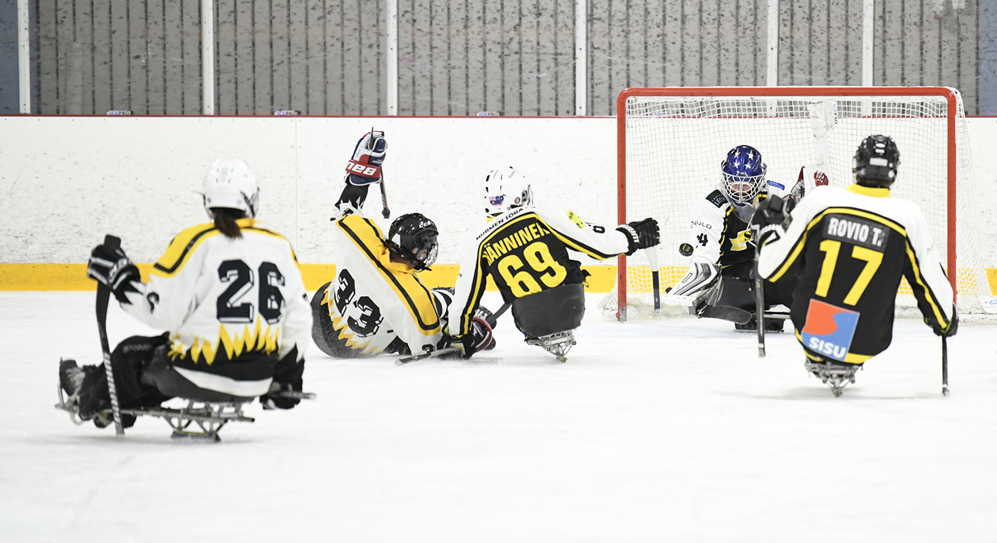 Parajääkiekkoilijoita jäällä.