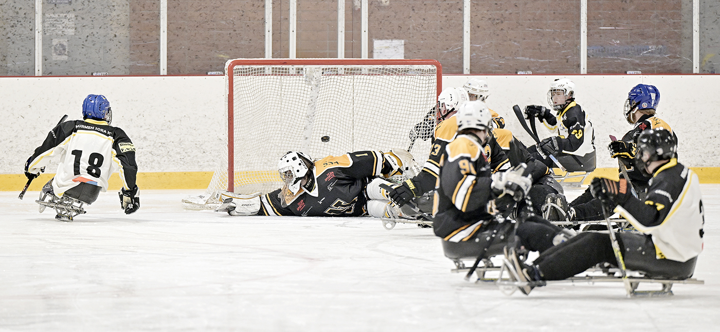 Parajääkiekkoilijoita jäällä.